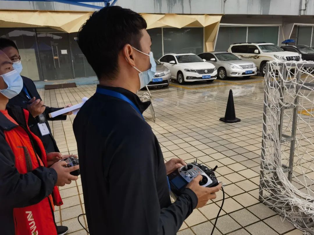 亿万先生MR无人机飞控师，荣誉腾飞！