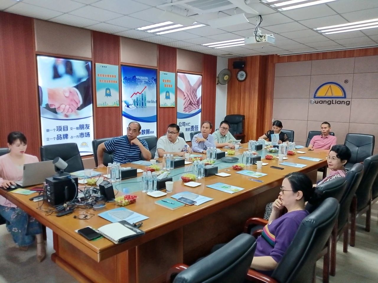 高州市根子镇当局党委及商会辅导一行光临亿万先生MR集团互换座谈同谋发展