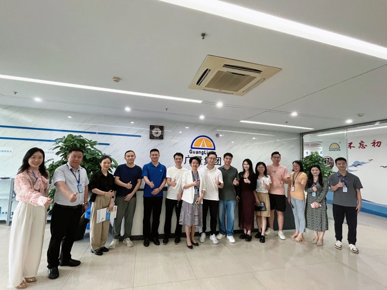 东莞南城城市更新中心携企业调查团光临亿万先生MR集团参观互换